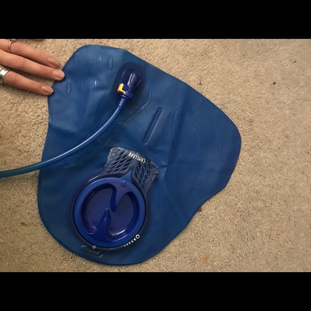 Camelback back pack - Picture 2 of 4